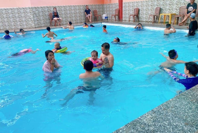 Khóa học bơi tại hồ Cúp Vàng bao 100% biết bơi