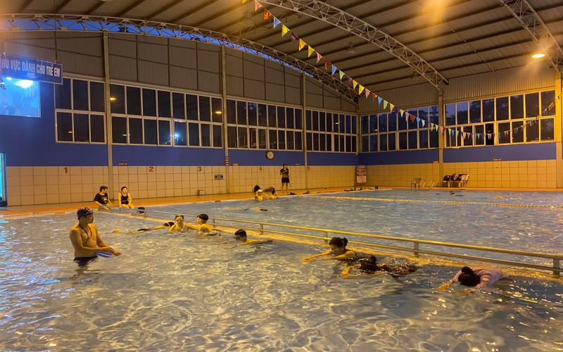 Bể bơi khách sạn Khăn Quàng Đỏ dành cho bé với không gian thoải mái