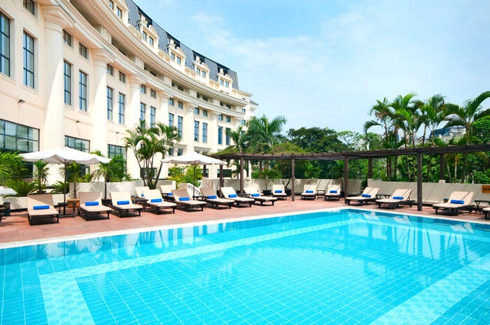 Bể bơi view đẹp Hoàn Kiếm thuộc khách sạn Hilton Hanoi Opera