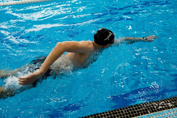 Tập chân, tay bơi trườn sấp phối hợp thở dưới nước 