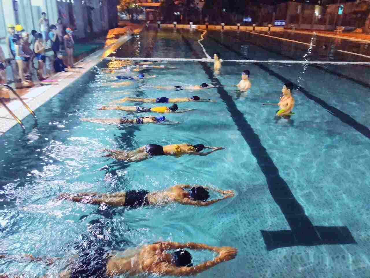 Học bơi bể bơi Kiến Hưng