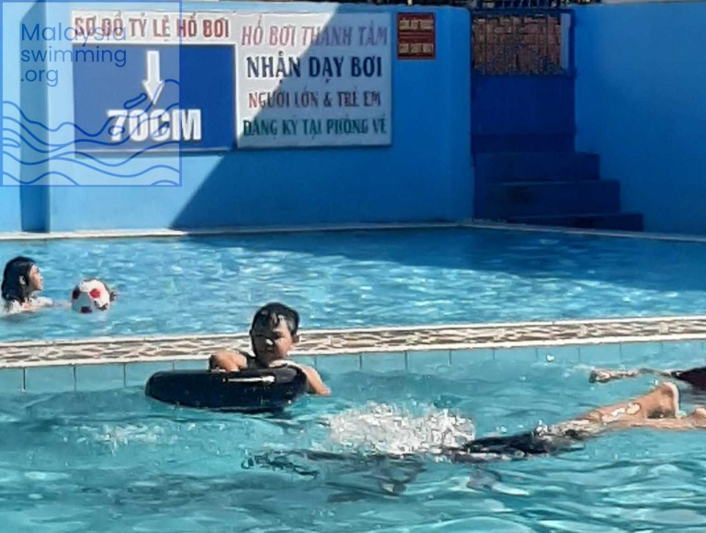 Hồ bơi thường xuyên mở các lớp học bơi cho cả người lớn và trẻ nhỏ
