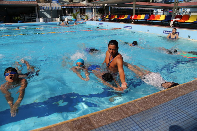 Hồ bơi Cai Lậy có nhiều lớp học bơi mở liên tục