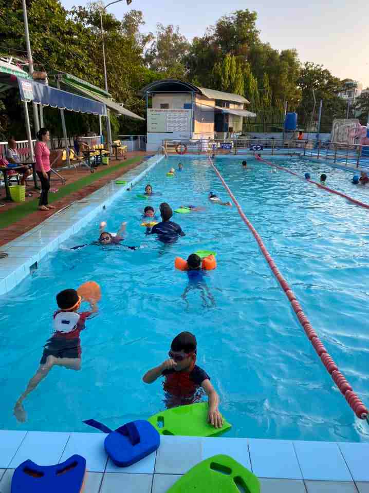 Học bơi hồ Lê Thị Riêng