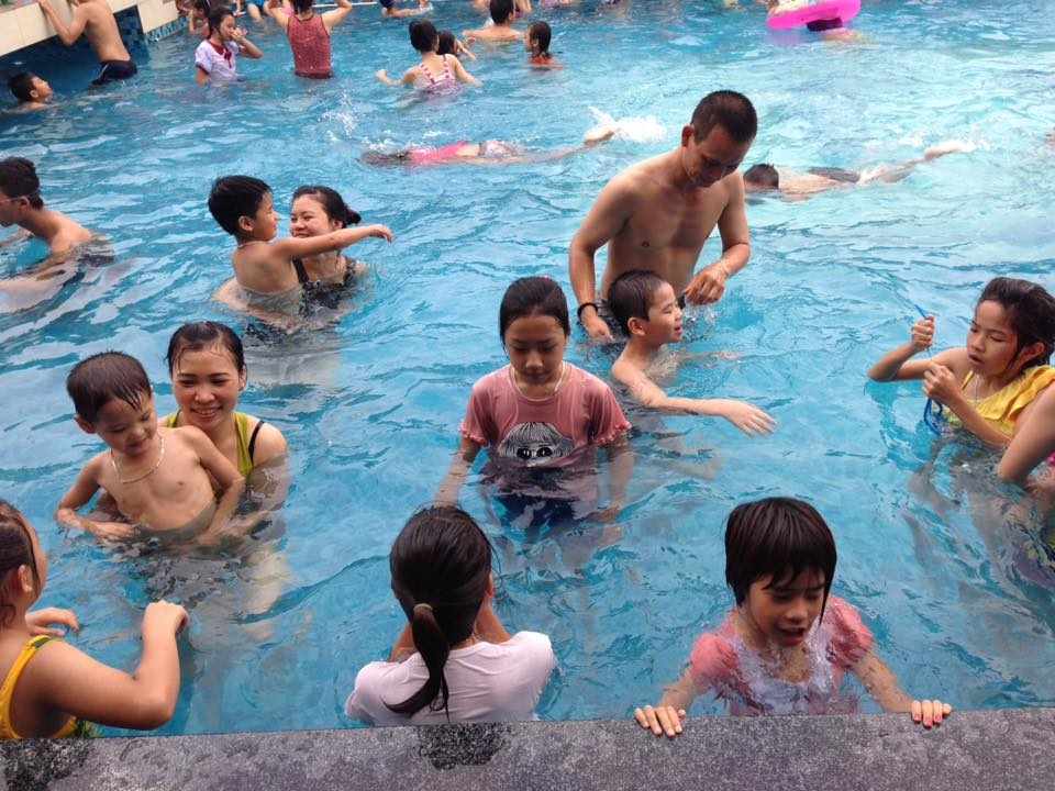 Học bơi ở bể bơi nhà thi đấu quận Cầu Giấy
