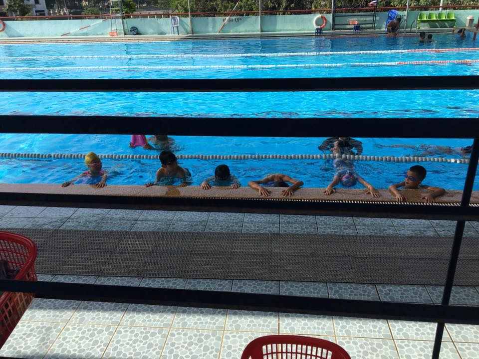 học bơi ở bể bơi Thành Công