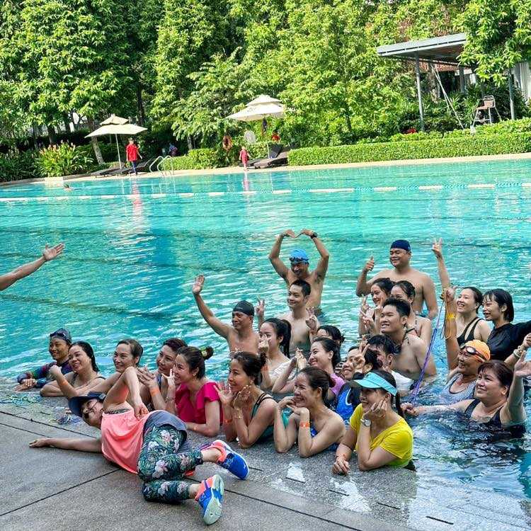Học bơi hồ bơi Celadon có mức phí là là 2.4 triệu cho 8 buổi và 4.6 triệu cho 16 buổi
