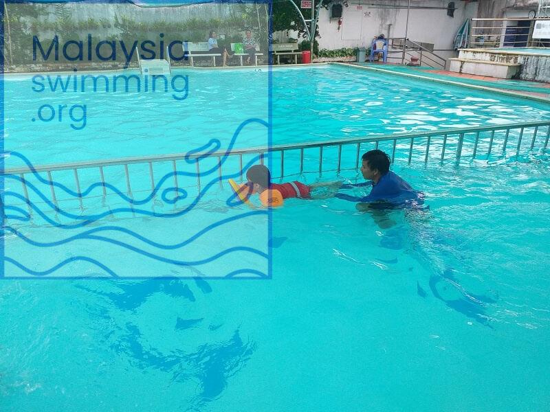 Khóa học bơi tại bể bơi triển lãm Tân Bình