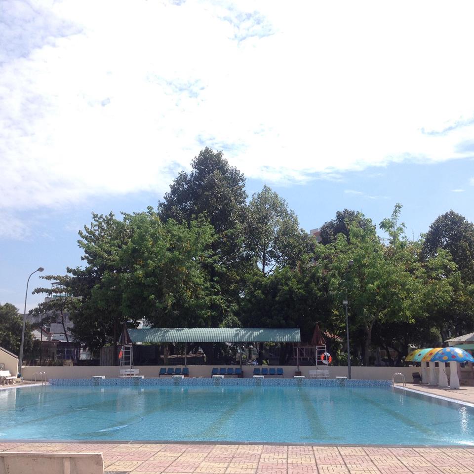 Xung quanh khuôn viên của bể bơi là hệ thống cây xanh tạo bóng râm mát rượi