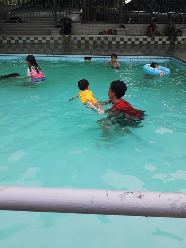 Người lớn và trẻ em đều có thể học bơi ở hồ bơi Chương Dương
