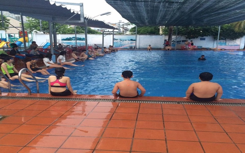 Vé vào cửa hồ bơi Công Binh chỉ dao động trong khoảng từ 25 - 30 nghìn đồng